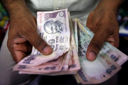 The Rupee Begins Early Trade Against the US Dollar at 83.95, up 2 paise