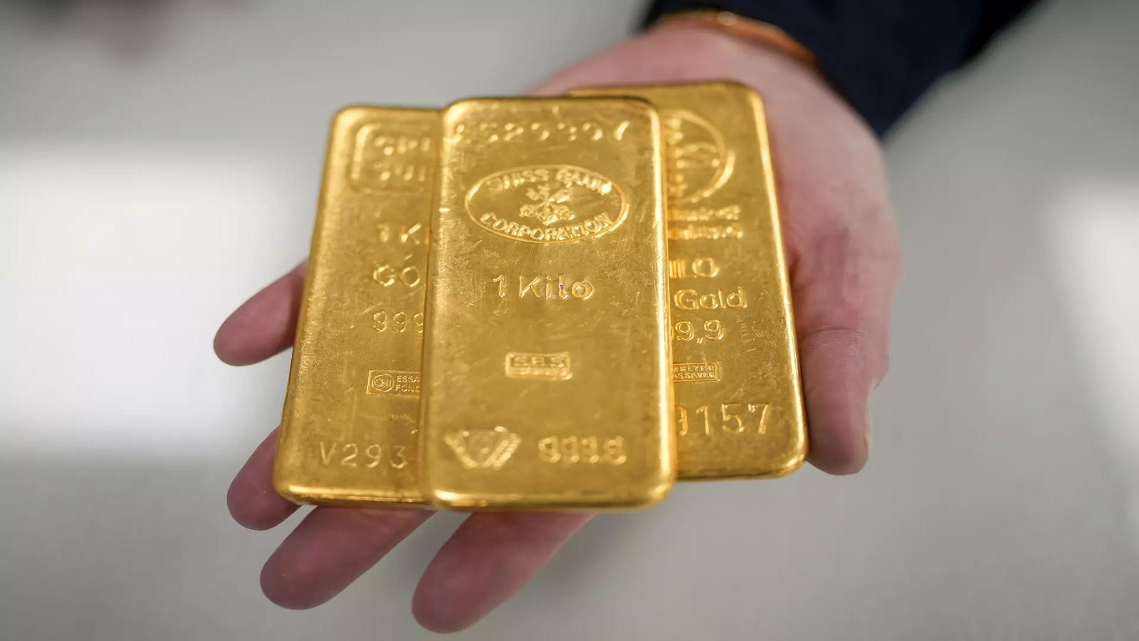 Following US CPI Data, Gold Drops as Hopes for a Rate Cut Wanes