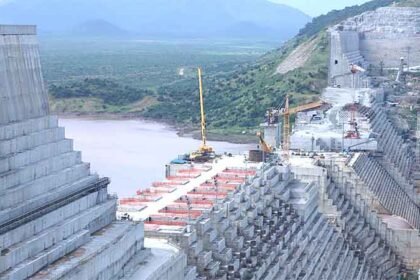When the Filling of Hydroelectric Reservoirs is Delayed