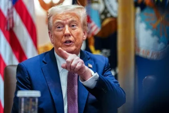 president donald trump points